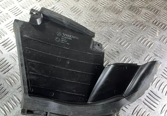 Front wheel arch liner splash guards