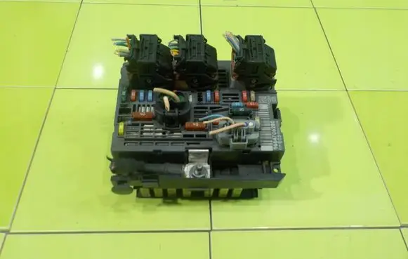 Peugeot 308 Fuse box set 9664706280 BEZPIECZNIKOW