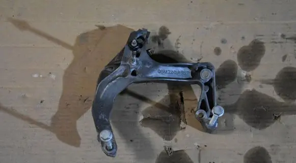 Porsche Cayenne (9Y0 9Y3) Engine mount bracket 06M260885R