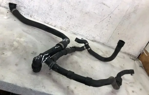 Volkswagen Touran III Engine coolant pipe/hose 5q0122051