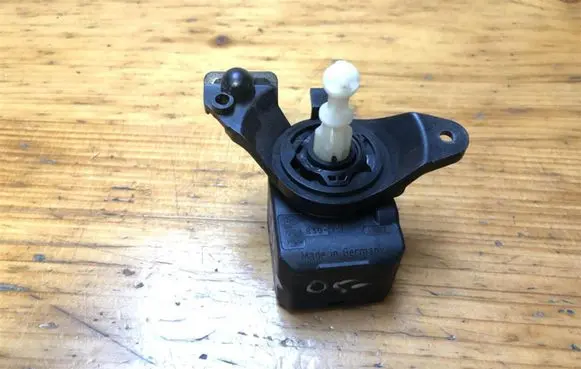Opel Astra H Headlight level adjustment motor 