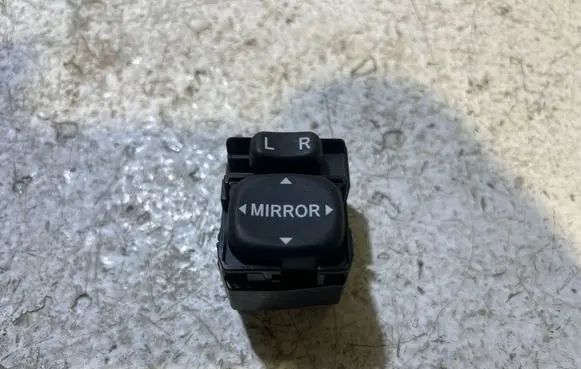 Toyota Yaris Wing mirror switch 183574