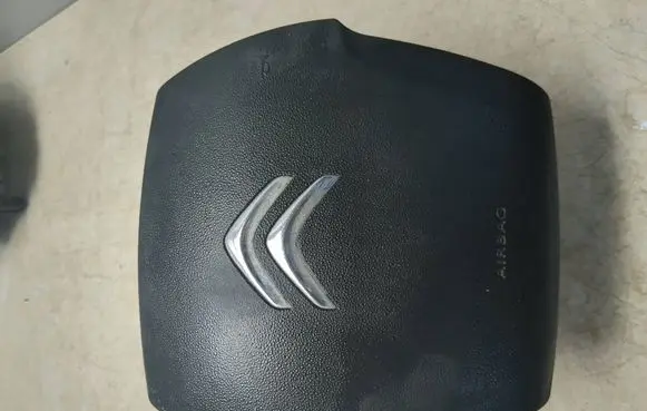 Steering wheel airbag