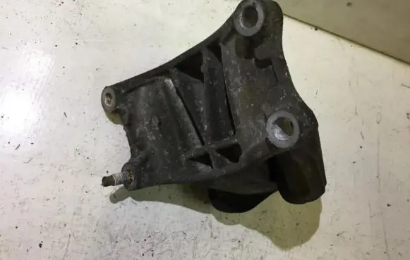 Engine mount bracket