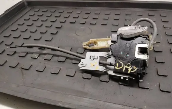 KIA Sportage Front door lock
