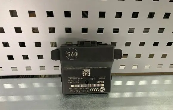Volkswagen PASSAT B6 Gateway control module 3C0907530N 28403223 3C0907951