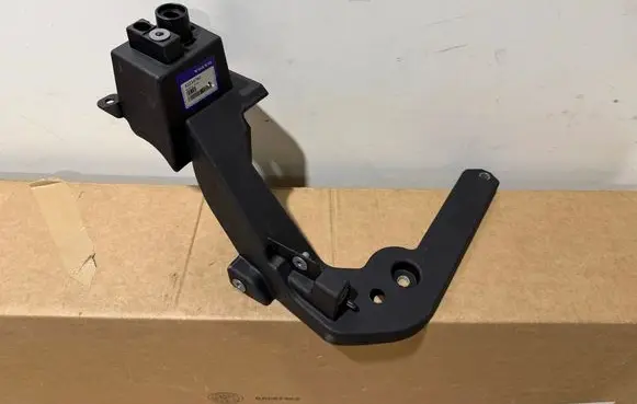 Volvo XC40 Fender mounting bracket 32234762