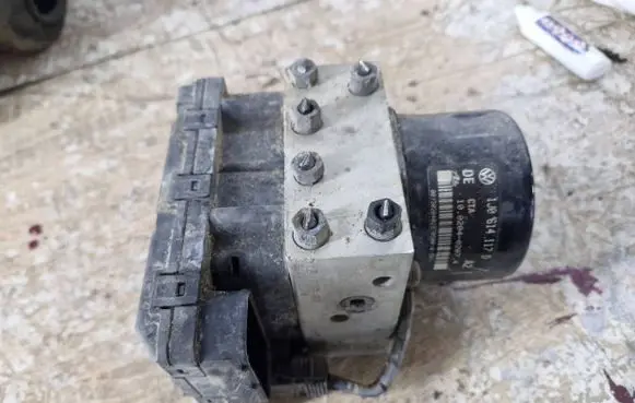 Skoda Octavia Mk1 (1U) ABS Pump 1J0907379P 5WK8476 10094903313