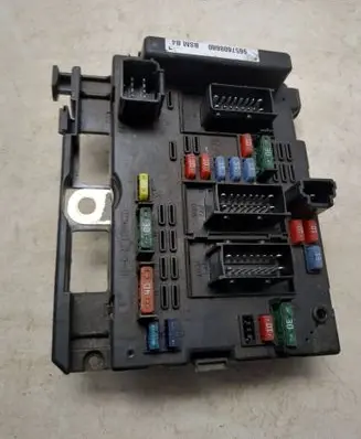 Peugeot 206 Fuse module 9657608680 50944569