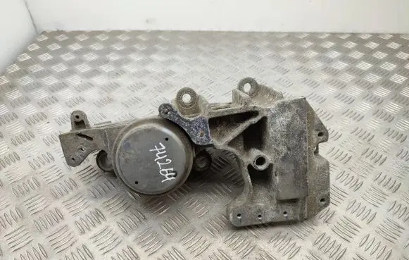 Nissan Qashqai Engine mounting bracket