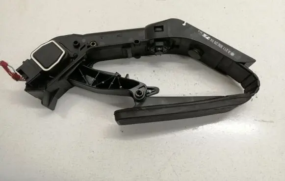 Mercedes-Benz E W211 Accelerator throttle pedal A2113000504