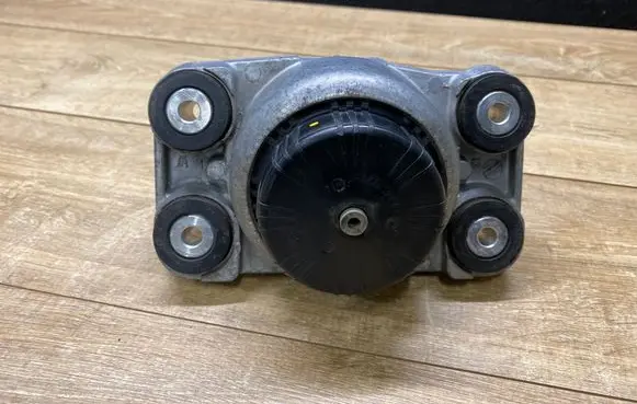 Engine mount vacuum valve