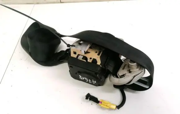 Volkswagen Golf IV Front seatbelt 33004403 E1040180