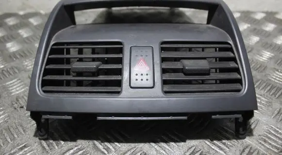 Suzuki SX4 Dash center air vent grill