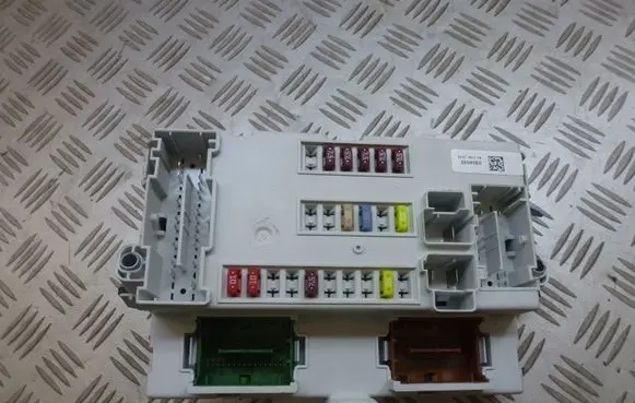 Jeep Cherokee Fuse module 68303099AC
