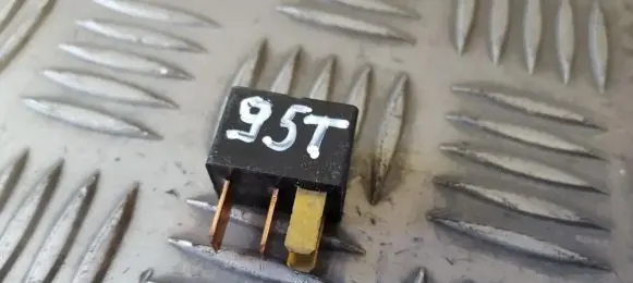 Toyota Avensis Verso Other relay 9098702024 90987-02024