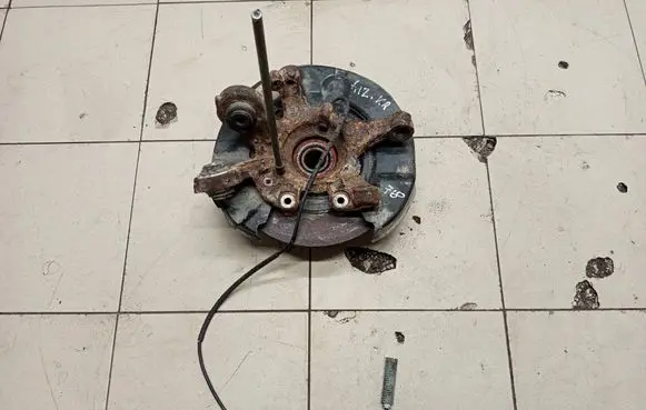 Rear wheel hub spindle/knuckle