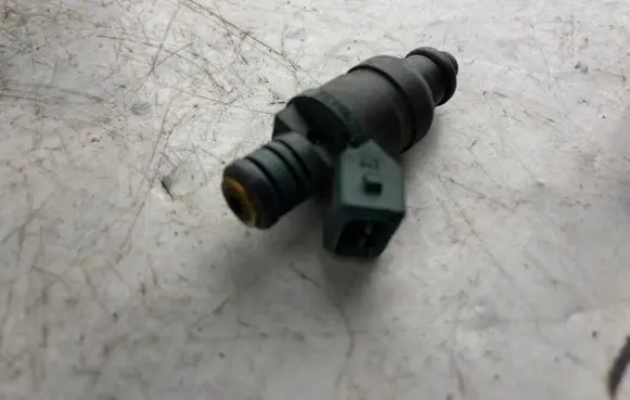 Volkswagen Golf IV Fuel injector 037906031aa