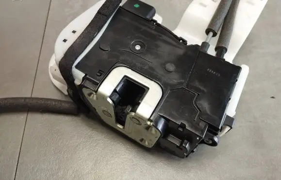 Hyundai ix35 Front door lock 813102Y000