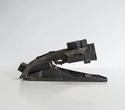 Accelerator throttle pedal