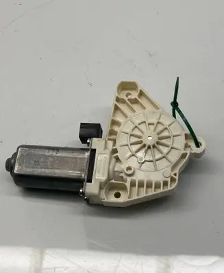 Volkswagen PASSAT B8 Front door window regulator motor 5Q4959802B