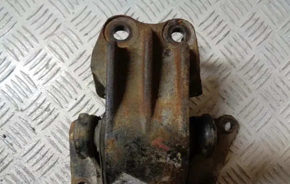 KIA Sorento Engine mount bracket