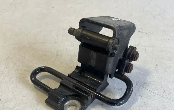 Volkswagen Touareg I Rear door lower hinge 7L0833411A