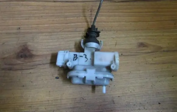 Volkswagen PASSAT B3 Central locking vacuum pump 357862153