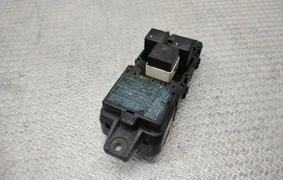 Mitsubishi Carisma Fuse module MR318828