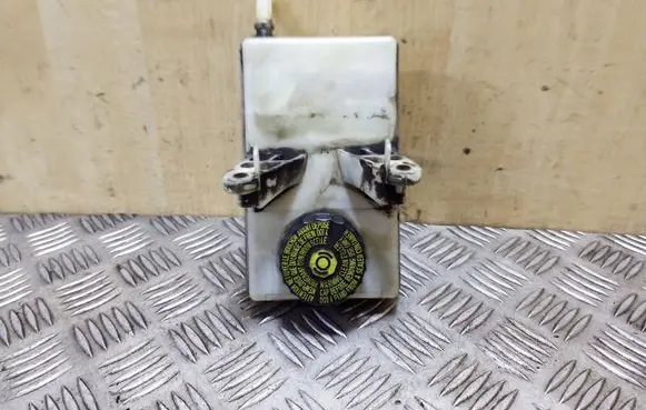 Brake fluid reservoir