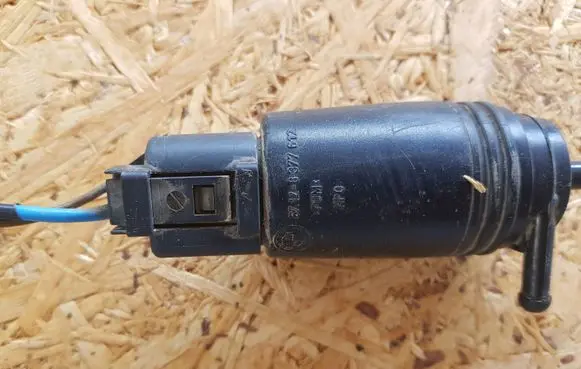 BMW 5 E39 Windscreen/windshield washer pump 67128377612