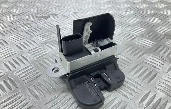 Volkswagen Tiguan Loading door lock 5M0827505E