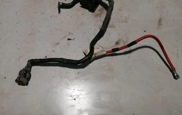 Volkswagen Touran I Negative earth cable (battery)