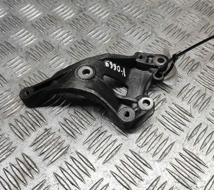 Citroen C3 A/C compressor mount bracket 7580781 V758078180