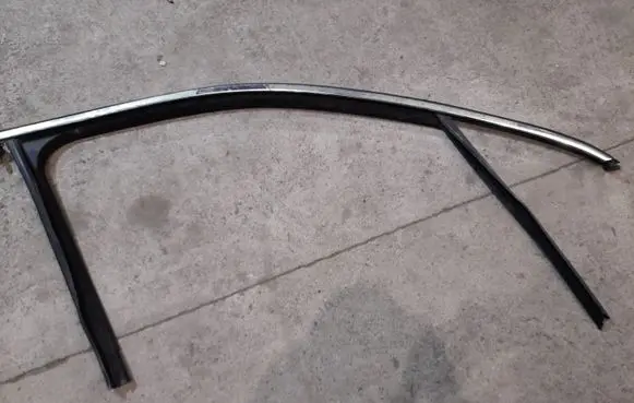 Volkswagen Touareg II Front door glass trim molding 7P0837432H