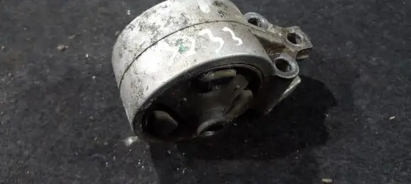 Mitsubishi Carisma Engine mount bracket
