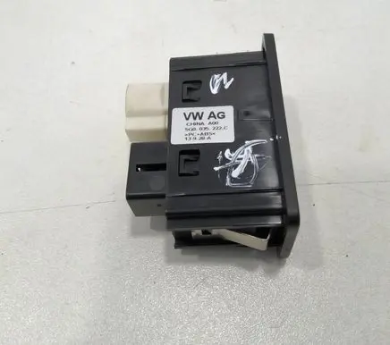 Volkswagen Golf VII AUX in-socket connector 5G0035222