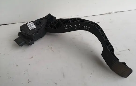 Accelerator throttle pedal