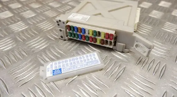 Lexus GS 250 350 300H 450H Fuse module 8273030L40