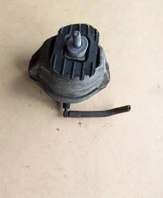 BMW 5 E60 E61 Engine mount bracket 6775027 15934612