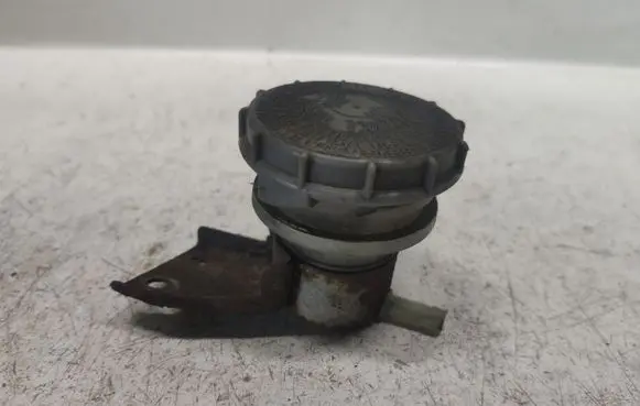 Honda CR-V Brake fluid reservoir 