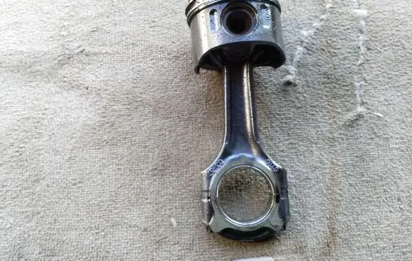 Mercedes-Benz Sprinter W906 Piston with connecting rod