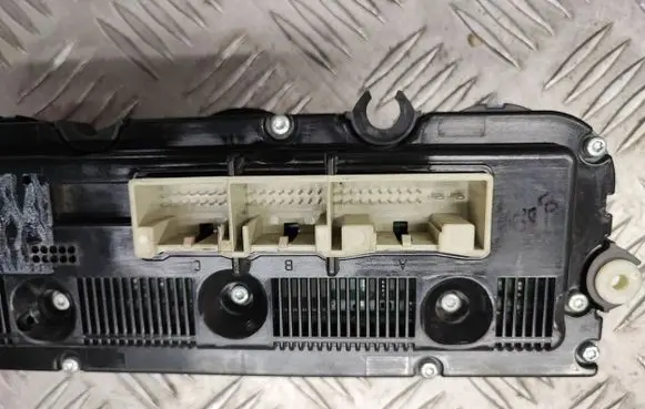 Skoda Octavia Mk2 (1Z) Climate control unit 74241061