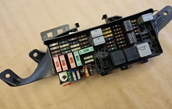 Mercedes-Benz GL X164 Fuse module A1645403372 1645403372