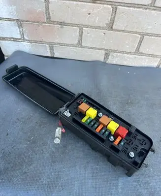 Opel Vectra C Fuse box set 13144711 519068001