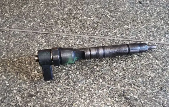 Mercedes-Benz C W203 Fuel injector 0445110100