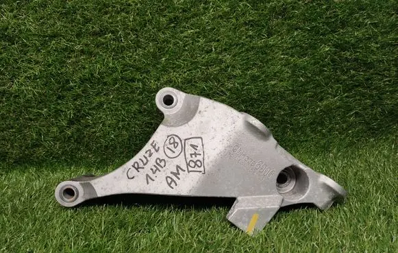 Chevrolet Cruze II Engine mounting bracket 13386906
