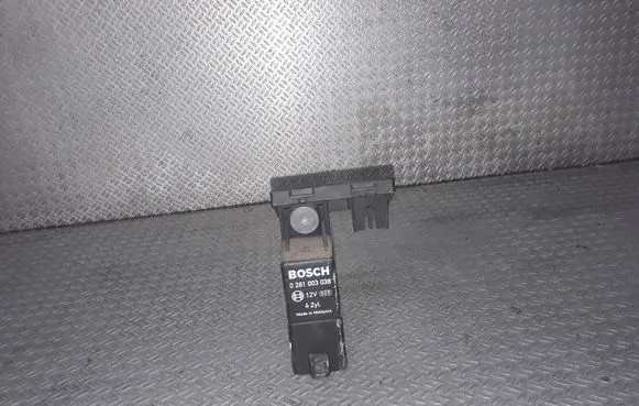 Volkswagen PASSAT B6 Glow plug pre-heat relay 038907281D 0281003038