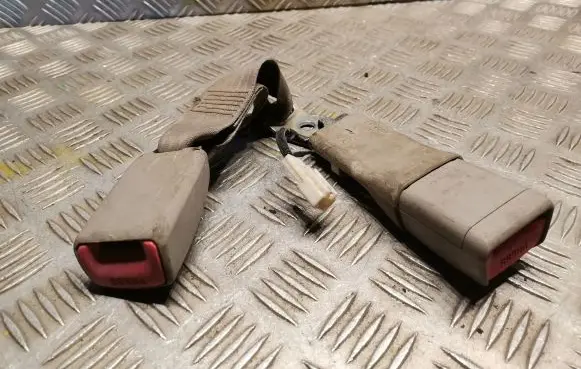 Middle seatbelt buckle (rear)