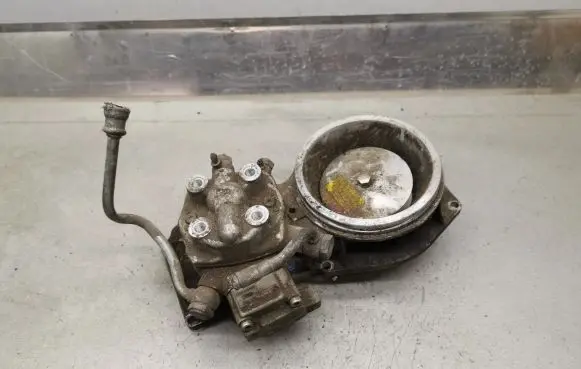 Audi 80 90 B3 Fuel distributor 0438121011 026133353 0438101005